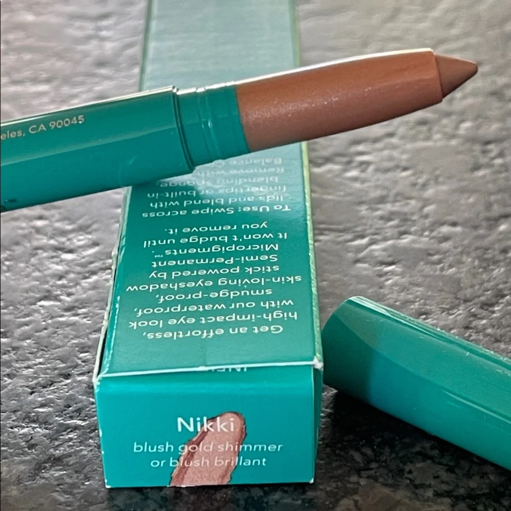 Thrive Causemetics Infinity Waterproof Eyeshadow Stick Nikki blush gold shimmer